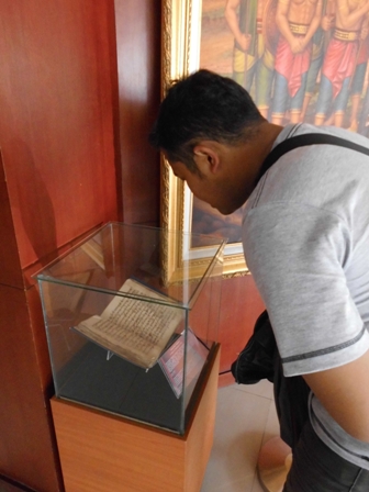 Cahyo sedang mengamati naskah Babad Pajajaran