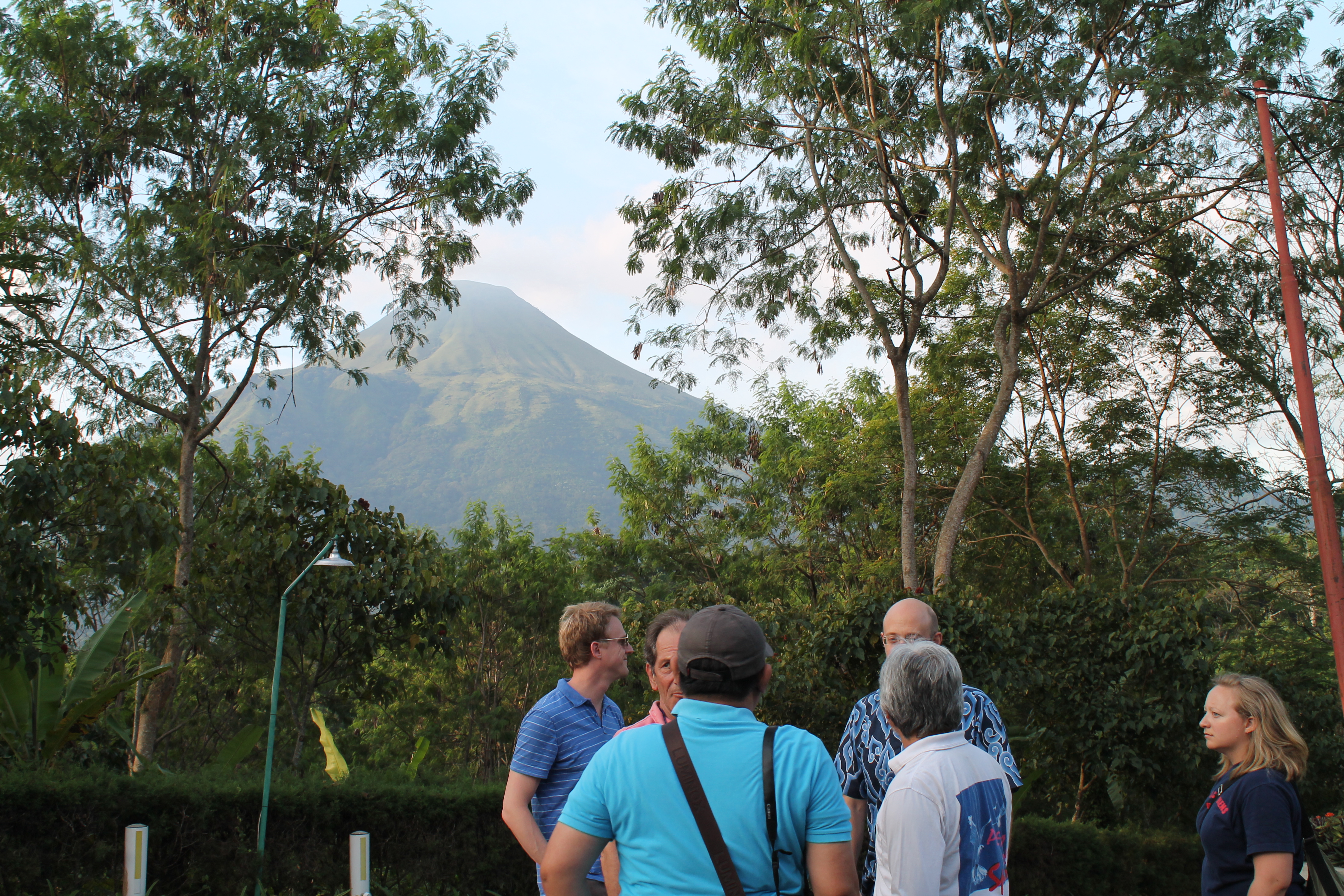 mengamati gunung Penanggungan dari kejauhan