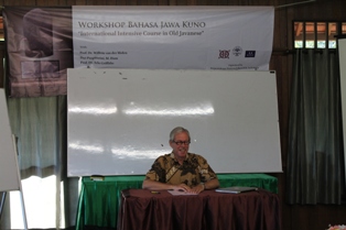 Prof. Dr. Willem van der Mollen memberikan materi. 